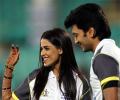 Photo: Riteish-Genelia prefer cricket to honeymoon!