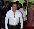 PIX: Salman, Iulia at Baba Siddique's Iftar party
