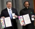 Image: Pachauri, Gore receive Nobel peace prize