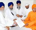 Swami Agnivesh with the Sikh clergy