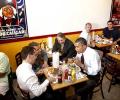 Pic: Former Cold War foes catch a burger break