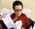 Reach out to Seema-Andhra people: Sonia tells Telangana MPs