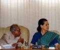 Telangana DRAMA: Pranab plays 'guide', Sonia gets angry