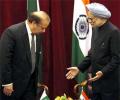 Pakistan PM Sharif invites India to hold talks on Kashmir