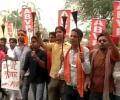 Student bodies protest against FYUP outside VC residence