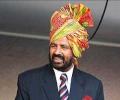 Congress steers clear of Suresh Kalmadi and family