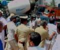Jaya supporters try to break barricades on Karna-TN border