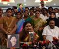 Sasikala presents MLAs before journalists, claims they are free and united