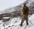 Heavy snowfall paints Kashmir white