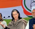 Manmohan, Antony ask Sonia to continue as Cong chief