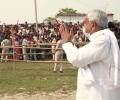 Onions thrown towards Nitish at poll rally