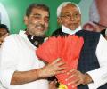 Nitish aide calls K'taka minister 'deshdrohi' for saffron flag remark