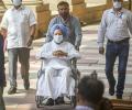 Prez poll: Manmohan, Mulayam arrive in wheelchair to cast vote