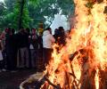 Daughter lights pyre, Manmohan Singh cremated with full state honours