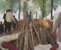 Daughter lights pyre, Manmohan Singh cremated with full state honours