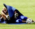 Pitch invader hugs Ronaldinho