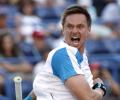 Murray stunned by Soderling, Roddick advances
