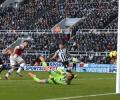 Chelsea edge past Liverpool, Arsenal go top