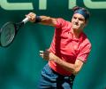 Federer wins on return to grass in Halle