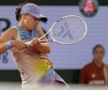 Swiatek survives wind, rain, and errors to advance