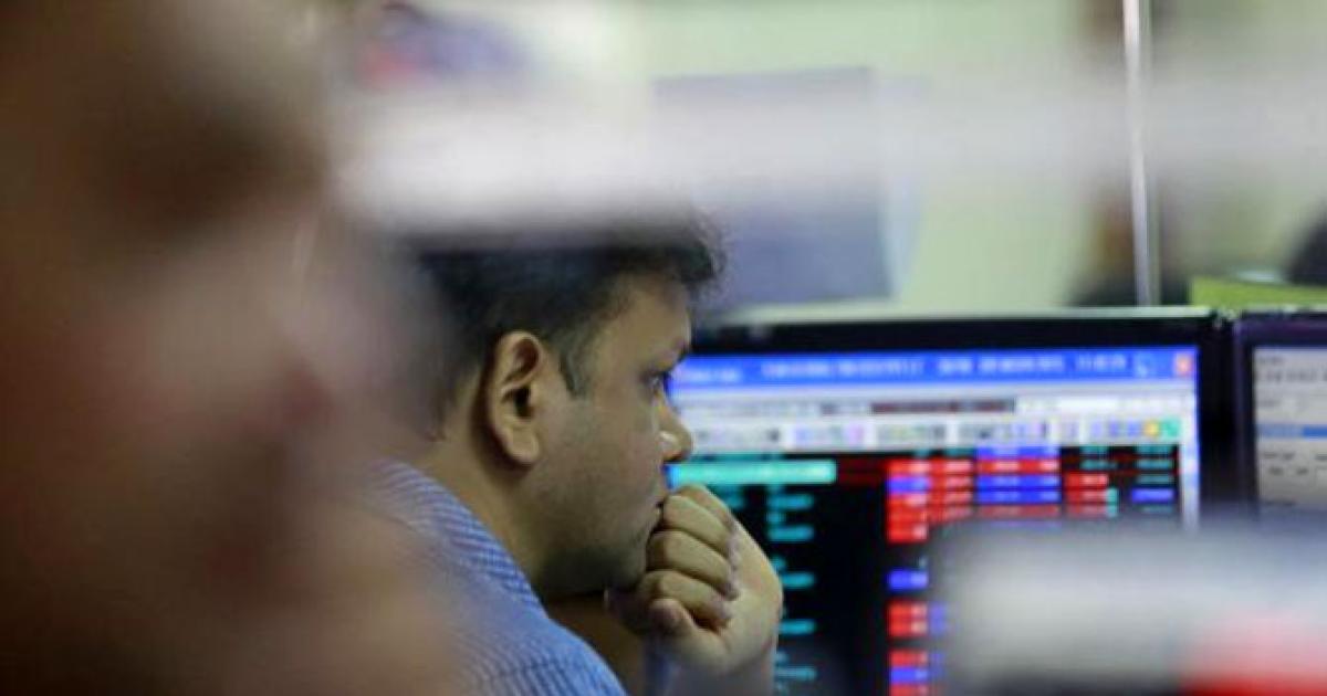 Dragged by foreign fund outflows and weak global peers, Sensex ends in red