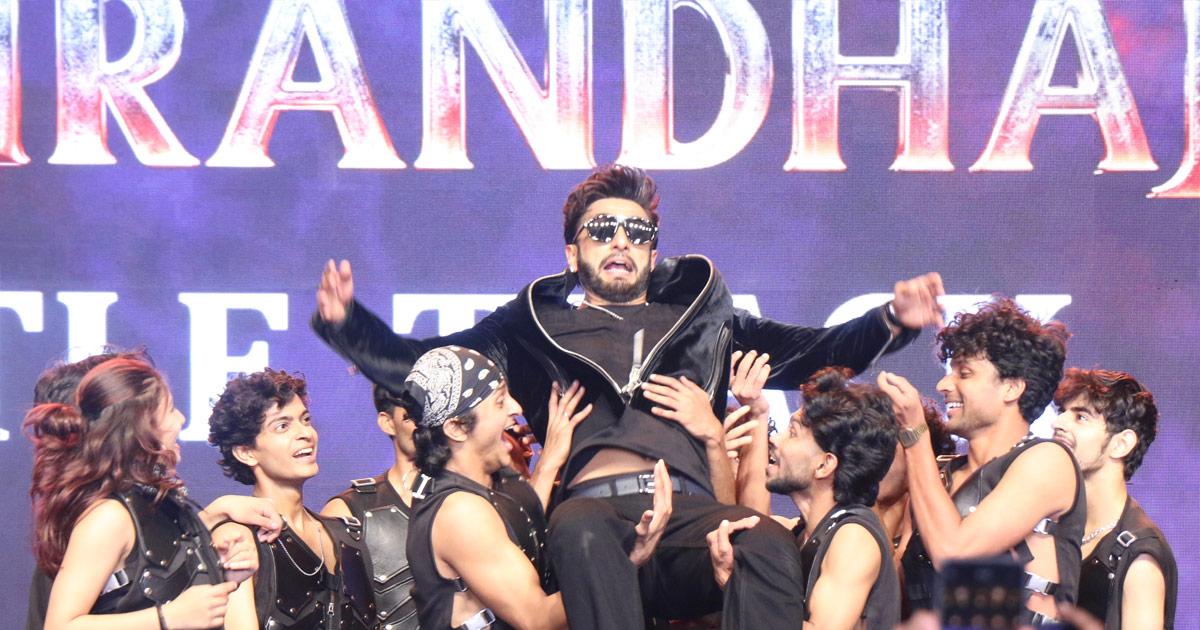 KIJK Ranveer dansen op Dhurandhar KIJK Ranveer dansen op Dhurandhar