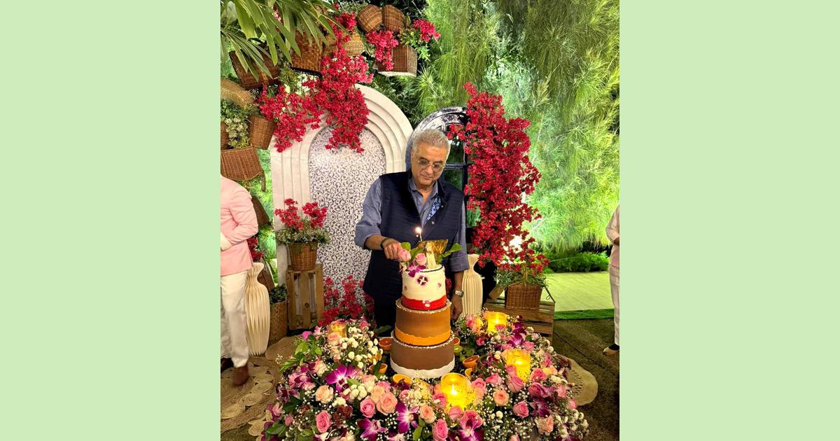 Janhvi-Shikhar knuffelt op het feest van Boney Kapoor Janhvi-Shikhar knuffelt op het feest van Boney Kapoor