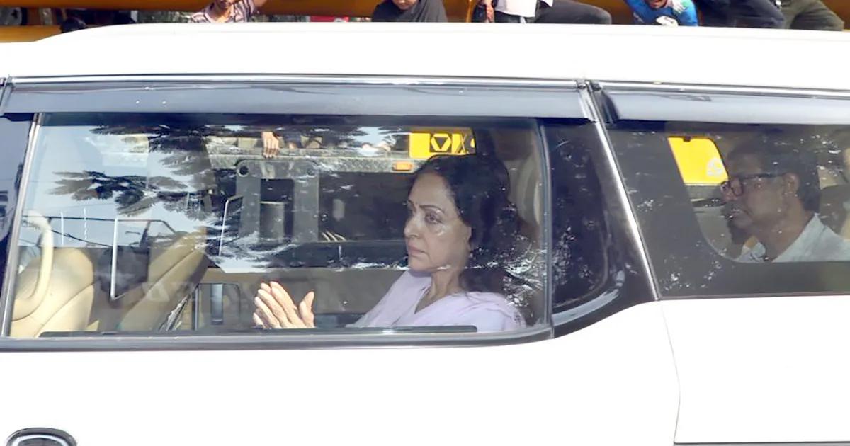 Hema Malini se despide de Amitabh Dharmendra