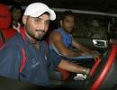 Dhoni, Harbhajan give slip to police