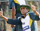 Younis supports Miandad's 'green pitch' policy