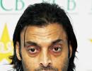 Shoaib Akhtar again caught on camera tampering