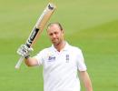 Trott, Bell guide England past Lankan total