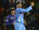 Harbhajan dedicates award to mother, close friends