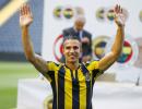 Fenerbahce fans give Van Persie rapturous welcome