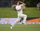 De Grandhomme's six-for bundles out Pakistan for 133