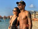 Hardik and his fiancee flaunt their beach bodies