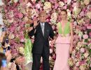 Goodbye folks! Designer Oscar de la Renta takes a final bow