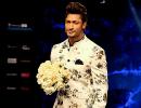 Heart-throb Vidyut Jammwal melts our hearts with roses