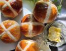 Recipe: Soft, Fluffy Hot Cross Buns