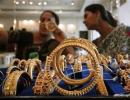 Gold extends weakness on global cues