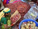 As Maharashtra kisans protest, onion prices soar again