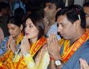 PIX: Kareena prays at Siddhi Vinayak temple, gets mobbed