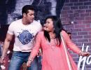 PIX: Bharti serenades Salman at Mirchi Top 20