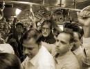 Amitabh Bachchan sings Rang Barse in local train