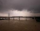 Delhi faces flood threat as Yamuna swells up