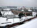 Heavy snowfall shuts down Kashmir