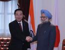 Photo: Manmohan meets Japanese PM