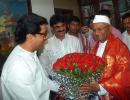 Team Anna divided over Hazare's praise for MNS chief