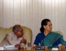 Telangana DRAMA: Pranab plays 'guide', Sonia gets angry