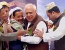 Kejriwal and Sibal hug and make-up